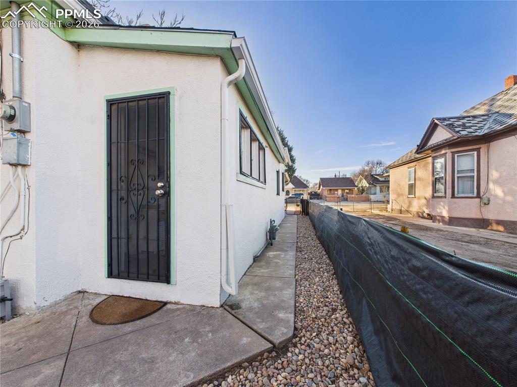 Image 25 of 33: Entry