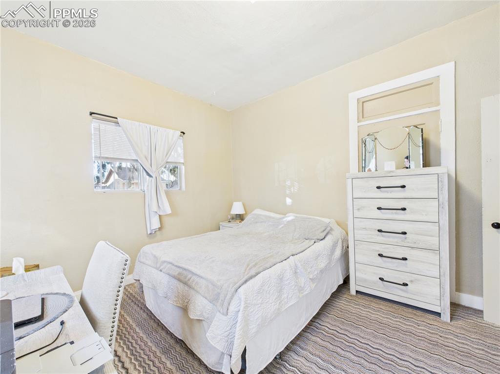 Image 7 of 33: Bedroom