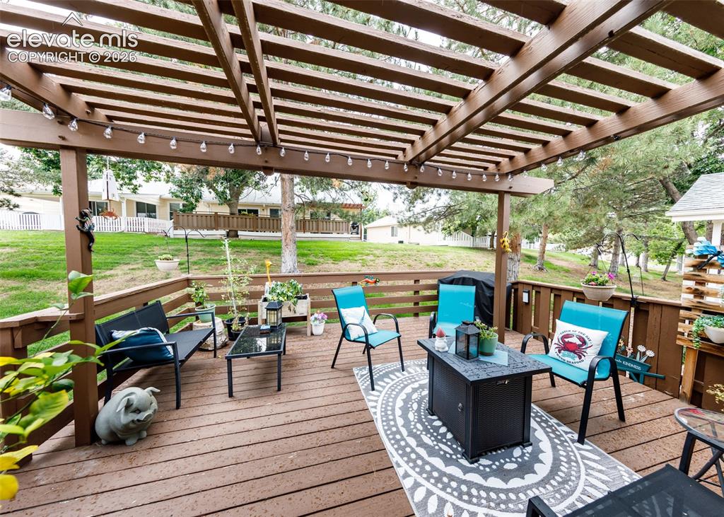 Image 19 of 48: Deck