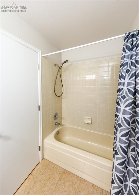 Image 35 of 48: Bathroom