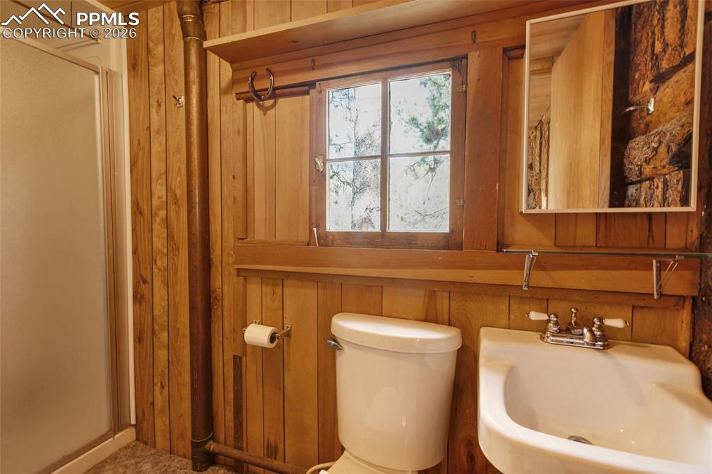 Image 18 of 34: Bathroom