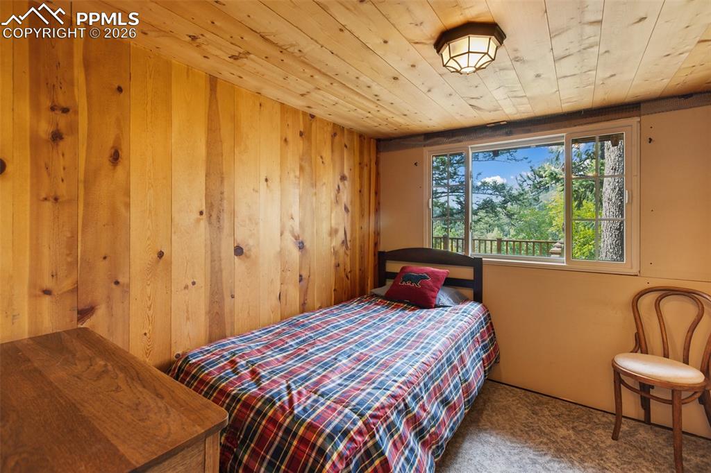 Image 19 of 34: Bedroom