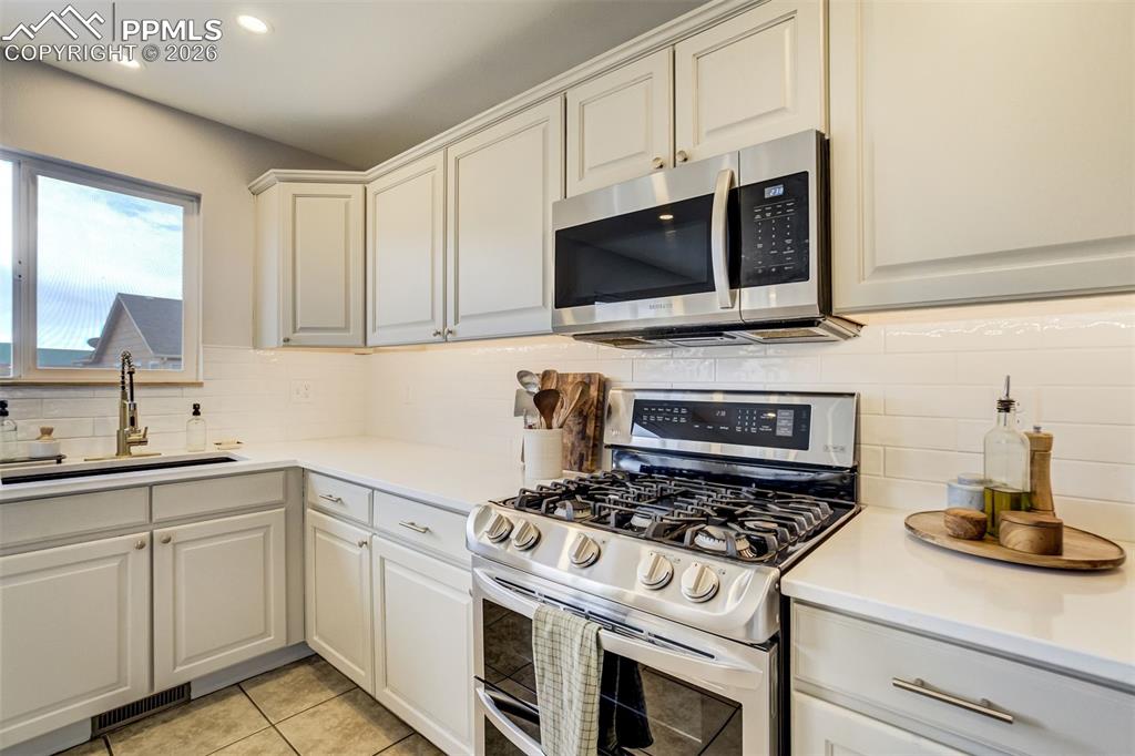 Image 11 of 49: Kitchen