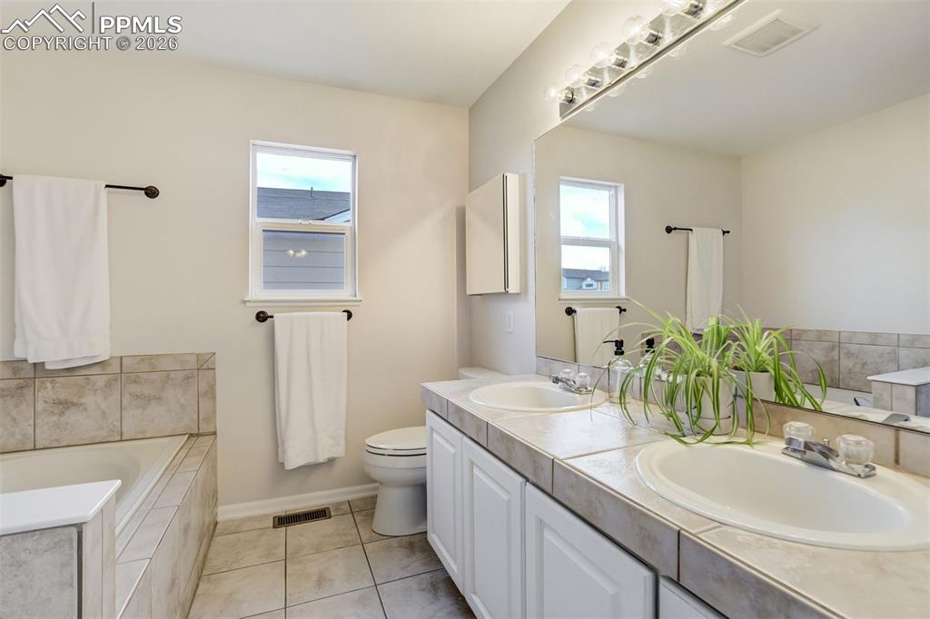 Image 24 of 49: Bathroom