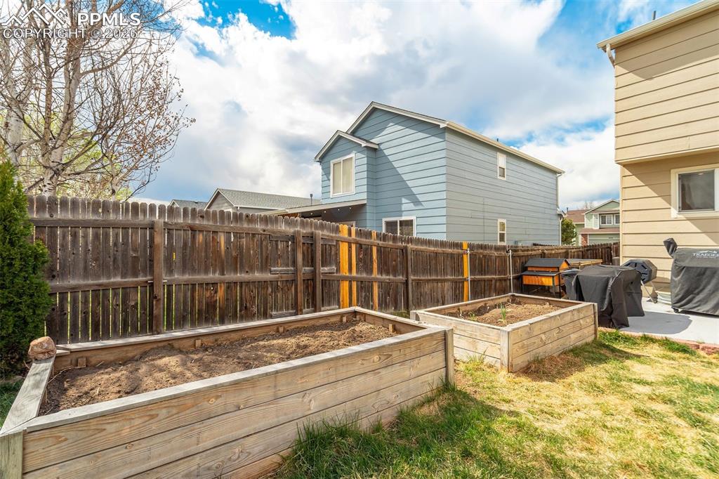 Image 40 of 49: Yard