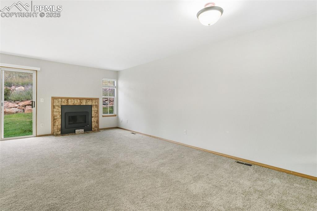 Image 4 of 31: Gas Fireplace!