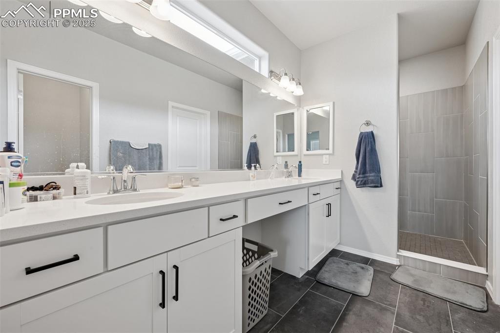 Image 15 of 30: Bathroom