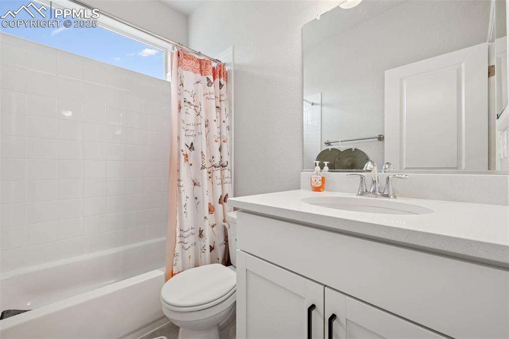 Image 18 of 30: Bathroom