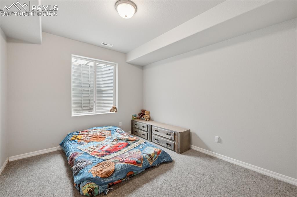 Image 23 of 30: Bedroom