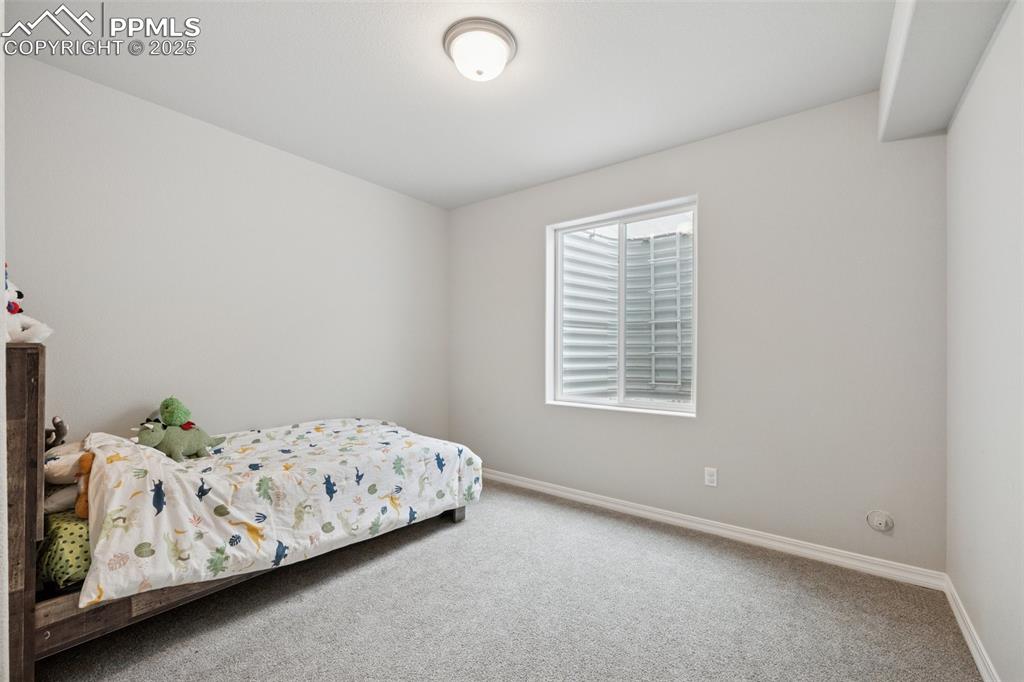 Image 25 of 30: Bedroom