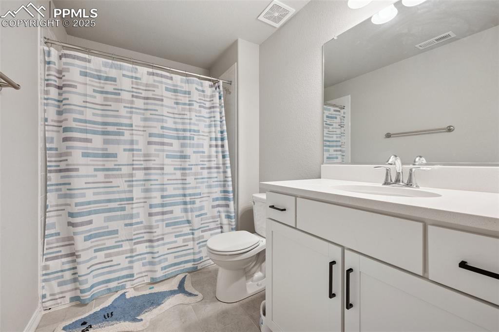 Image 27 of 30: Bathroom