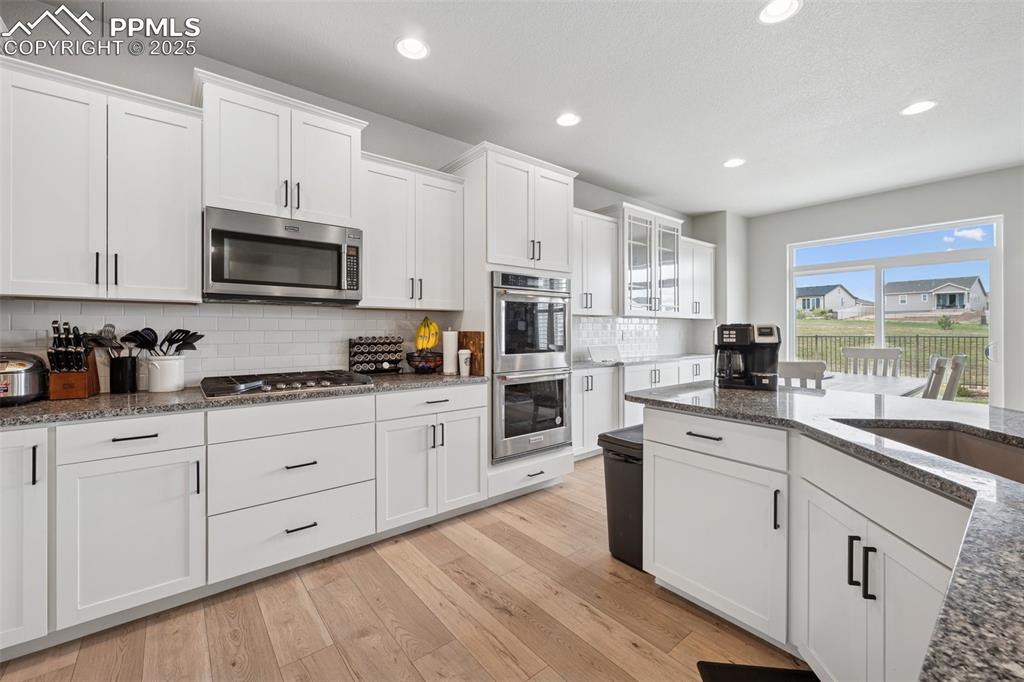 Image 9 of 30: Kitchen