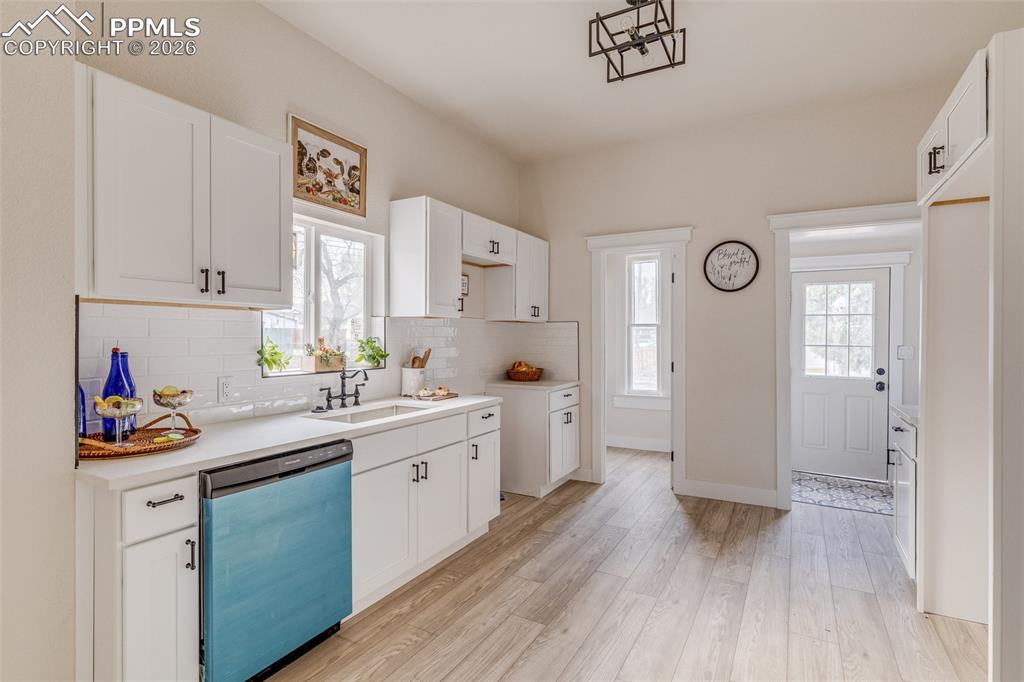 Image 10 of 27: Kitchen