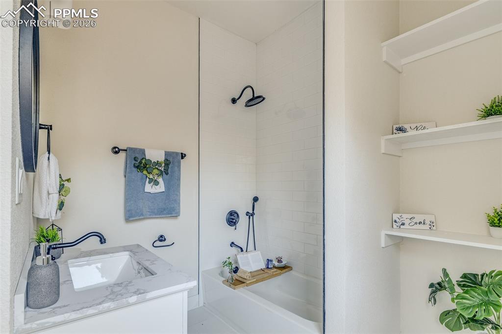 Image 15 of 27: Bathroom