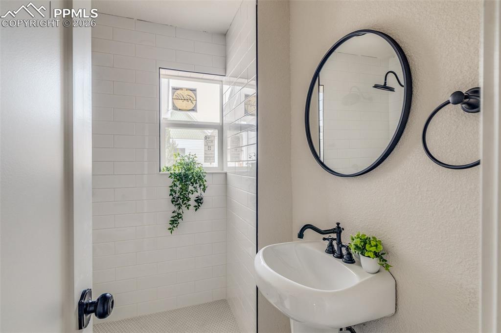 Image 17 of 27: Bathroom