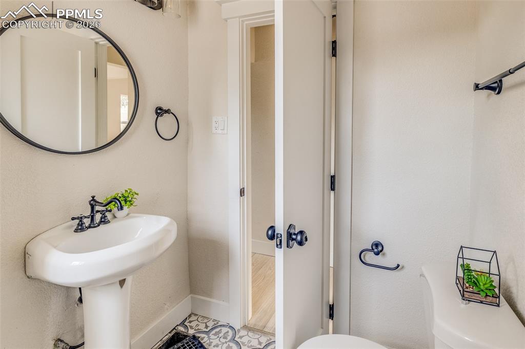 Image 18 of 27: Bathroom