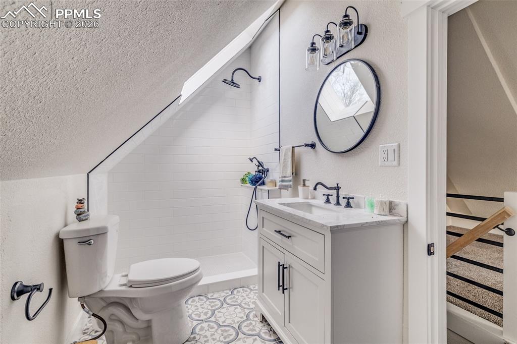 Image 25 of 27: Bathroom