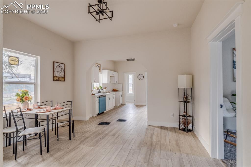 Image 8 of 27: Dining Area
