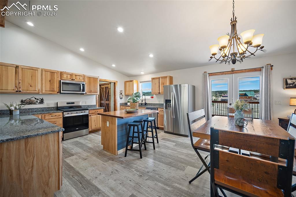 Image 15 of 45: Kitchen