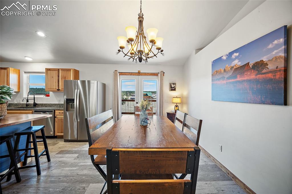 Image 16 of 45: Dining Area