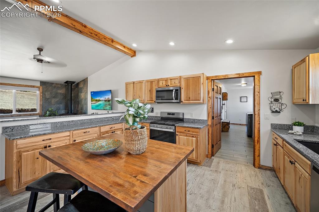 Image 18 of 45: Kitchen