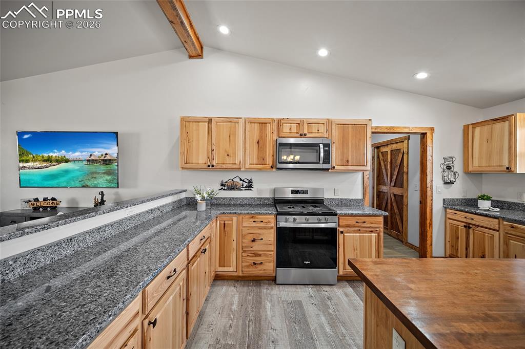 Image 19 of 45: Kitchen