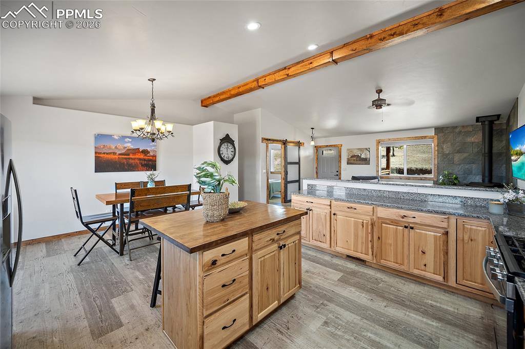 Image 21 of 45: Kitchen