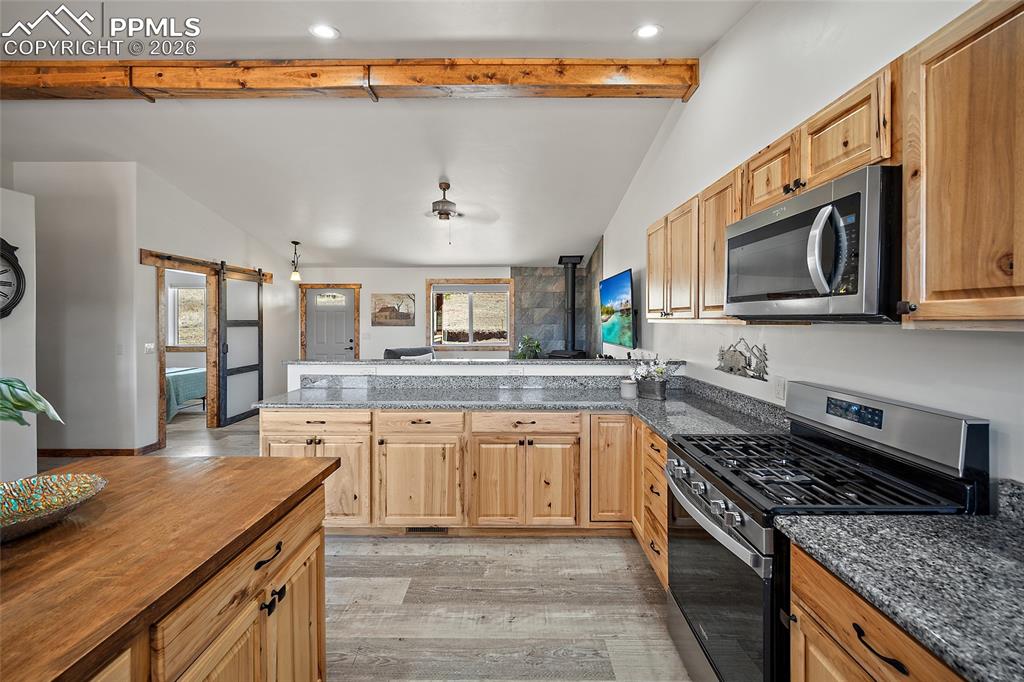 Image 22 of 45: Kitchen