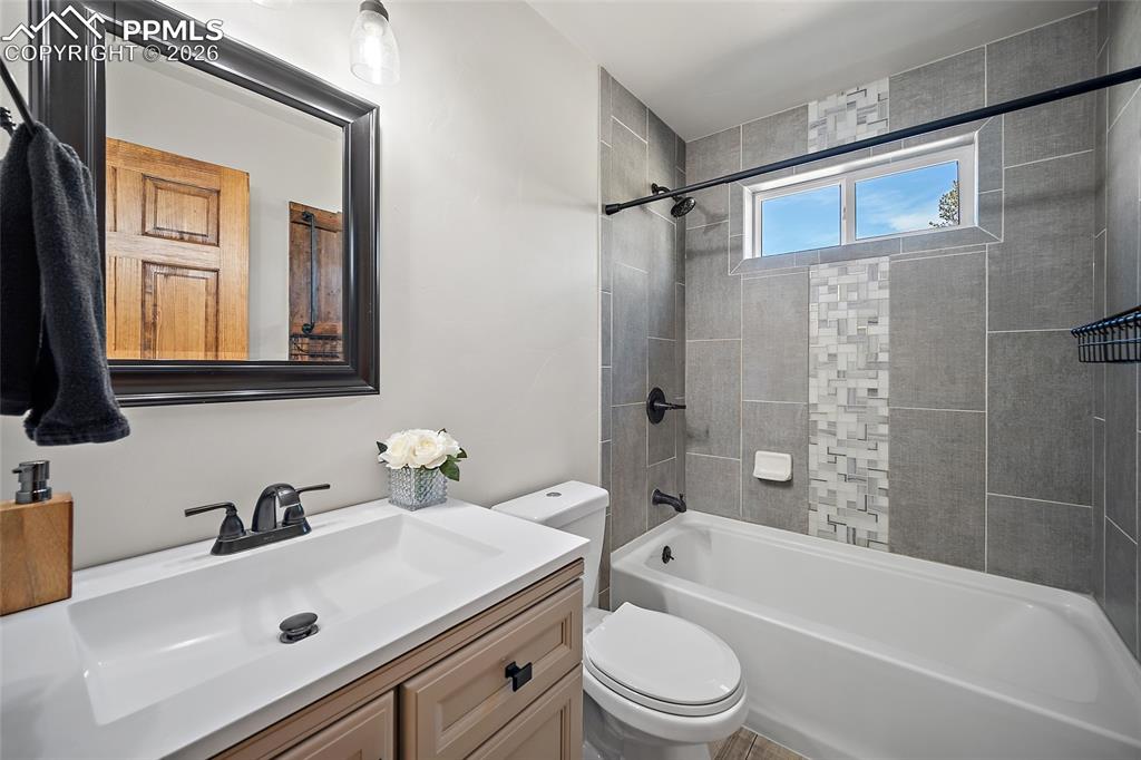 Image 29 of 45: Main Bathroom 