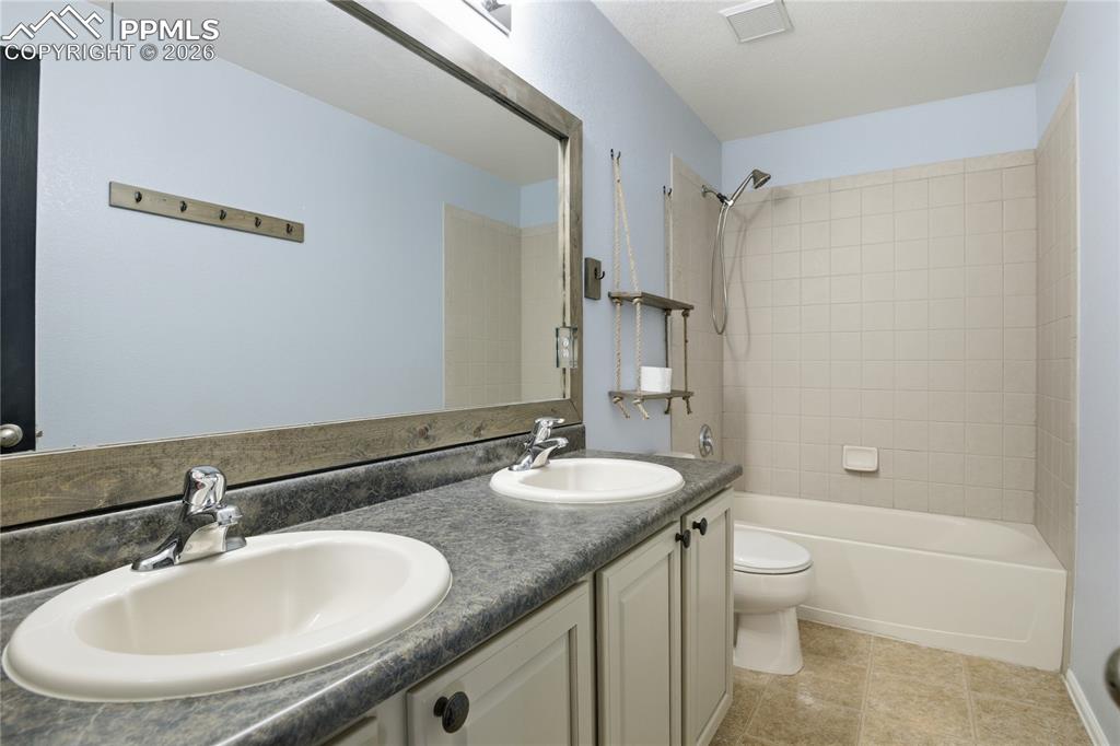 Image 25 of 42: Bathroom