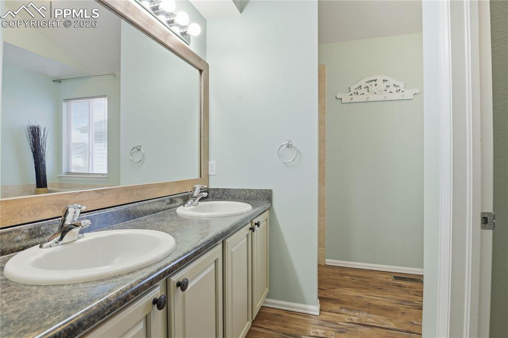 Image 26 of 42: Bathroom