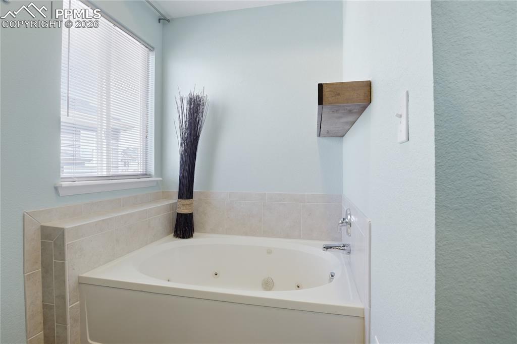 Image 31 of 42: Bathroom