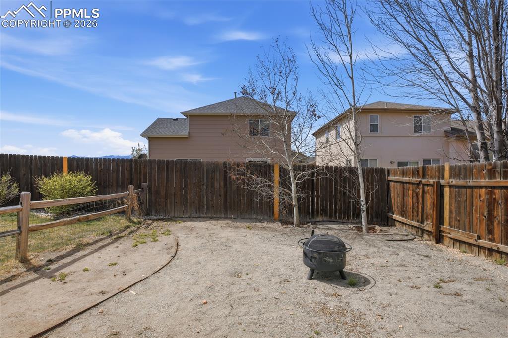 Image 40 of 42: Yard