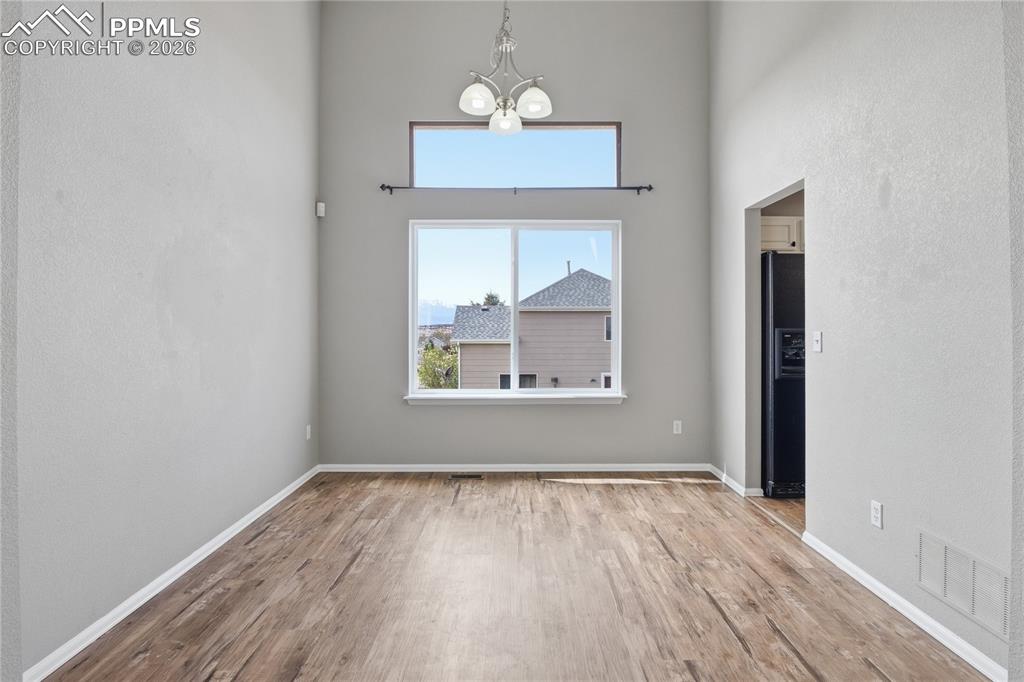 Image 5 of 42: Dining Area