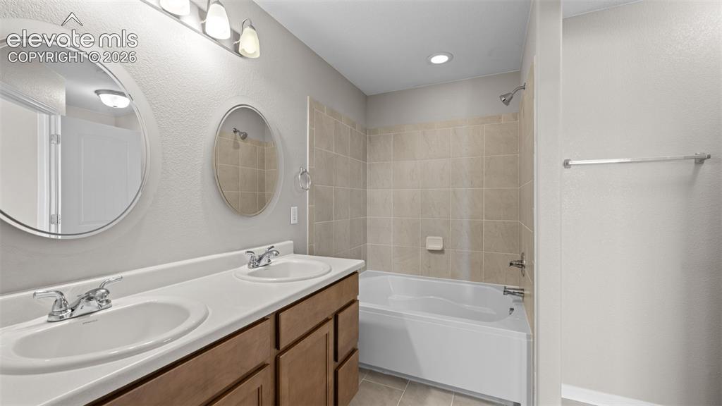 Image 24 of 38: Bathroom