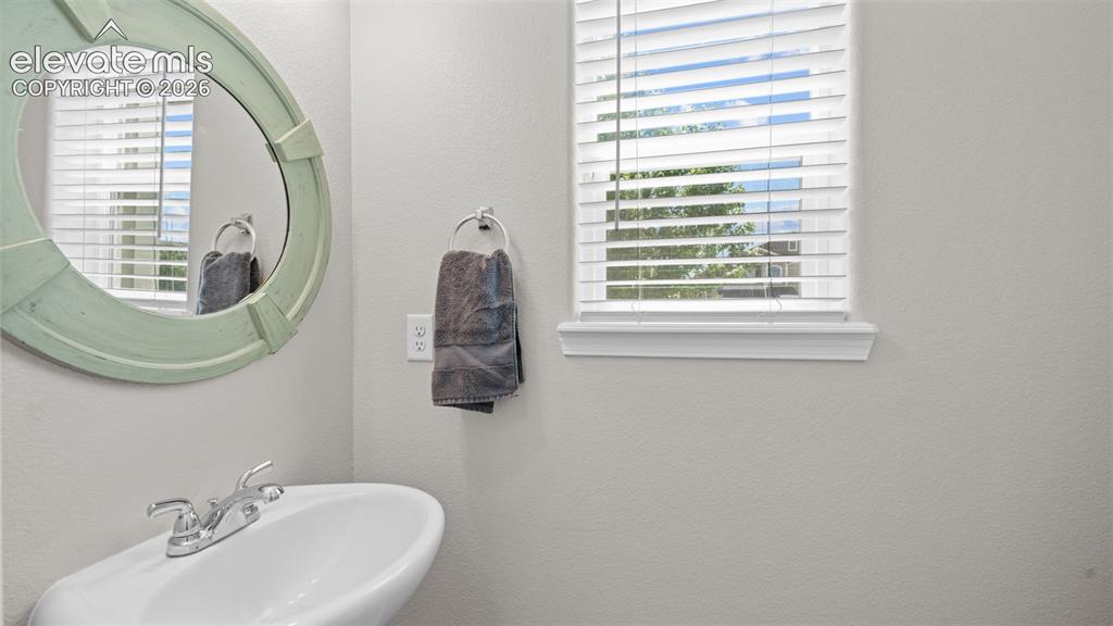Image 5 of 38: Bathroom