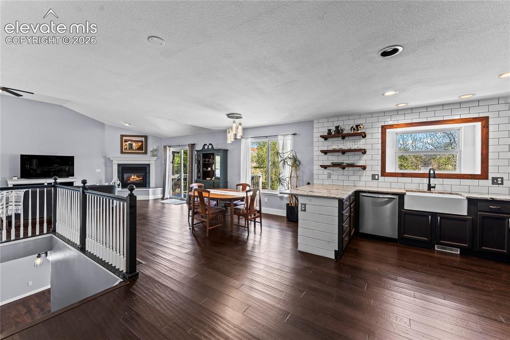 Image 11 of 41: Kitchen