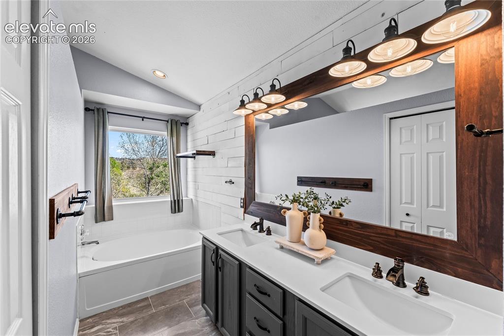 Image 16 of 41: Bathroom