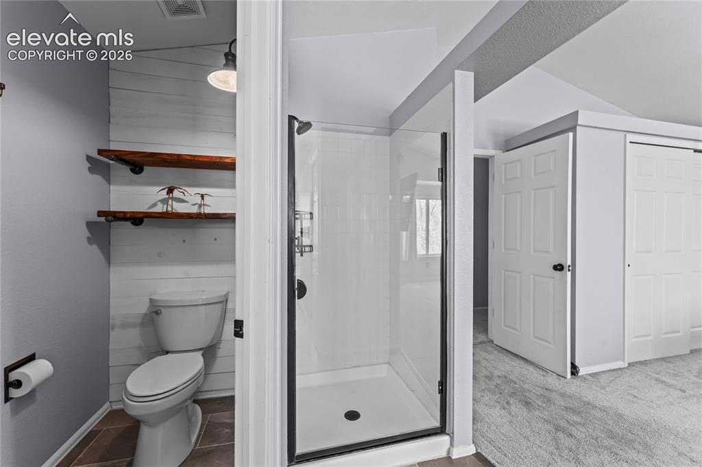 Image 17 of 41: Bathroom