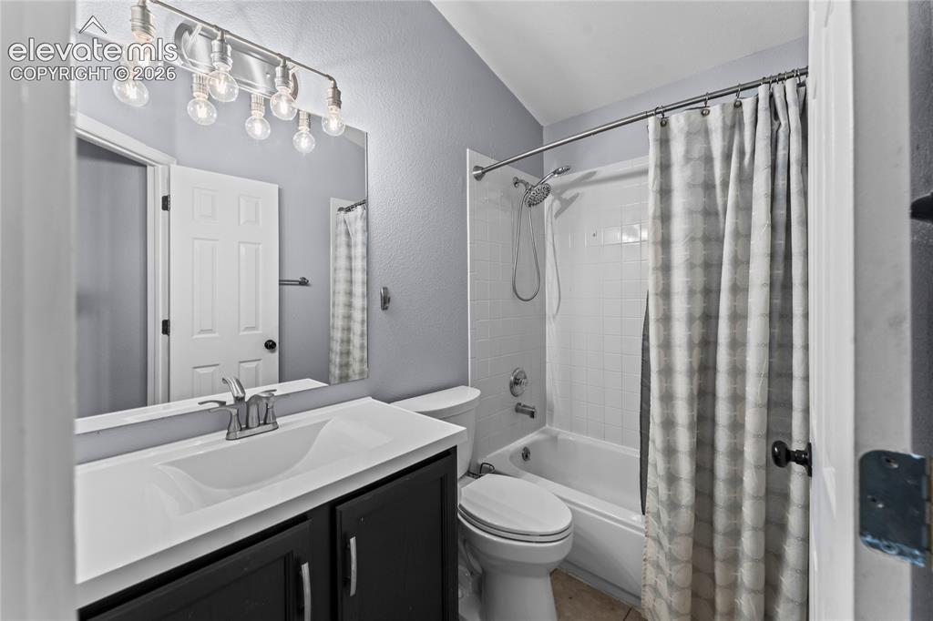 Image 21 of 41: Bathroom