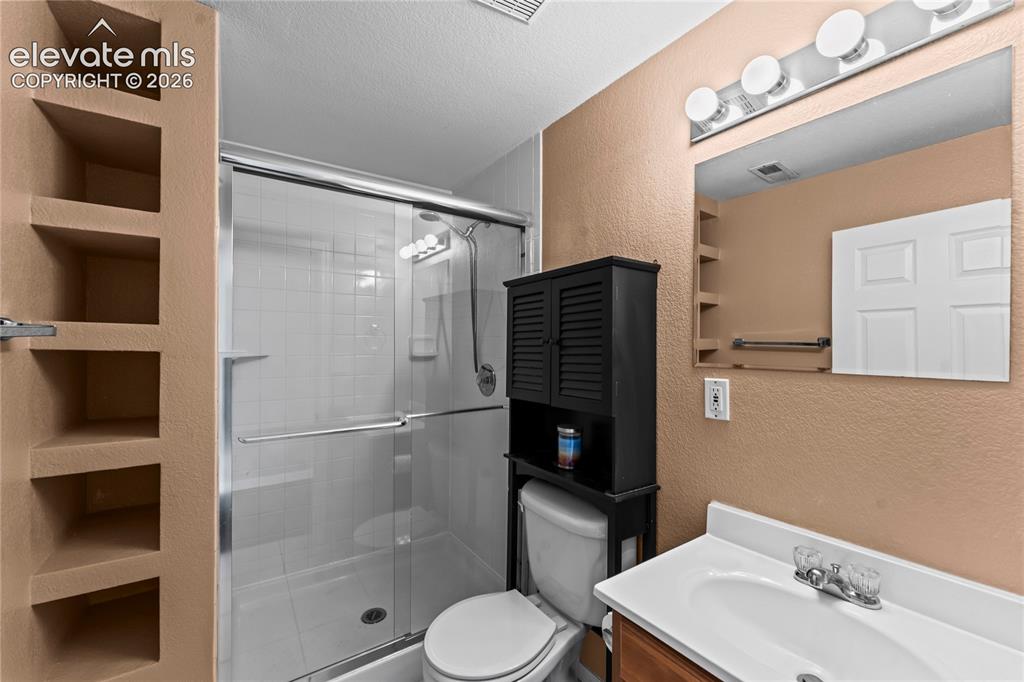 Image 28 of 41: Bathroom
