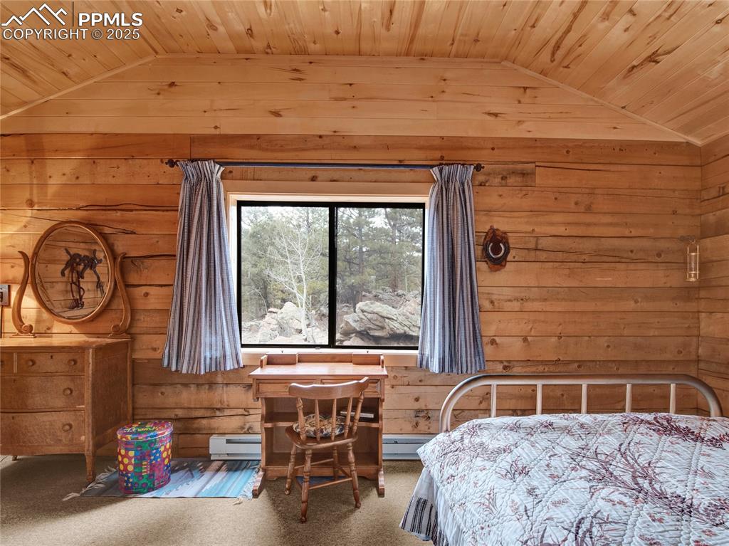 Image 13 of 33: Bedroom