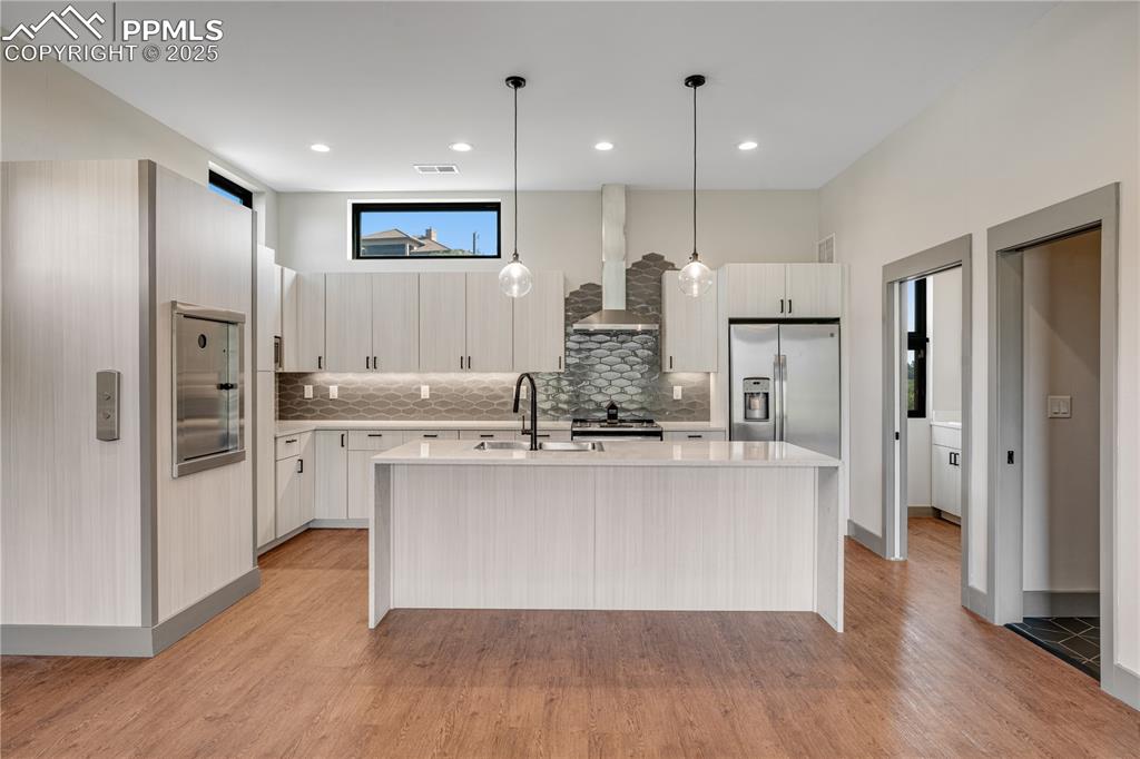 Image 10 of 45: Kitchen