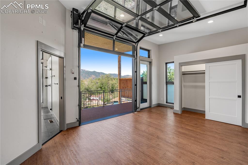 Image 19 of 45: Bedroom