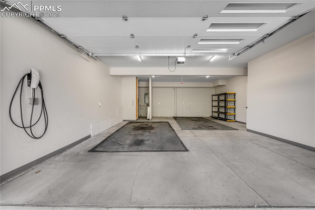 Image 37 of 45: Garage