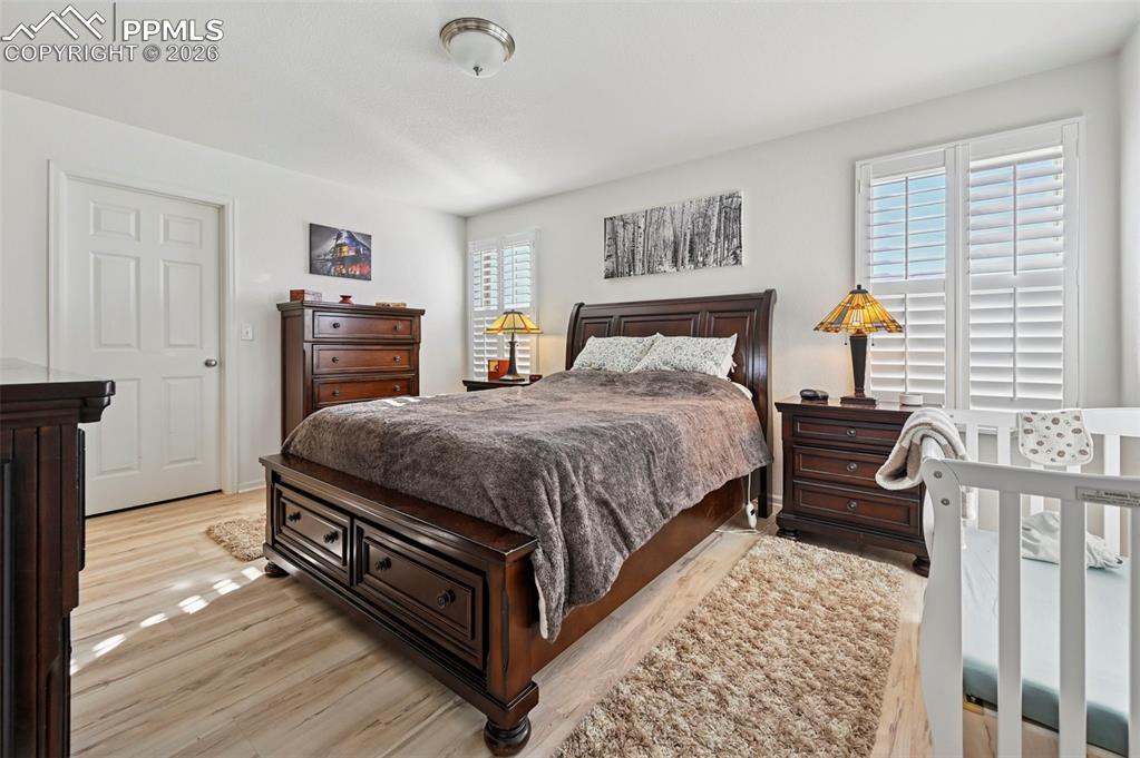 Image 18 of 35: Bedroom