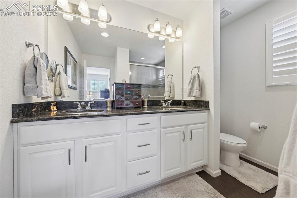 Image 19 of 35: Bathroom