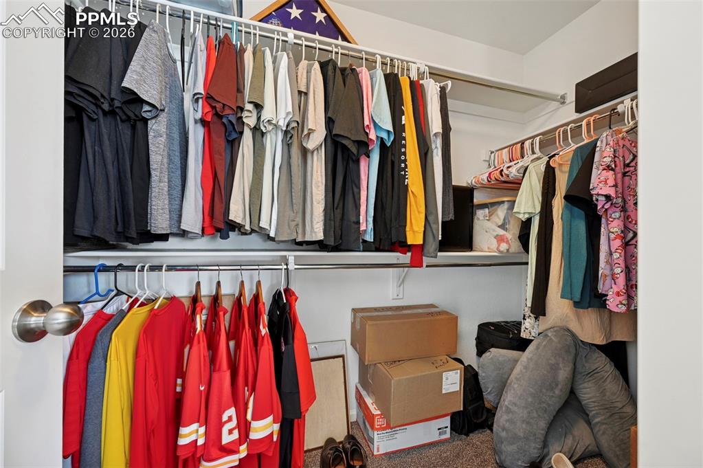 Image 25 of 35: Closet