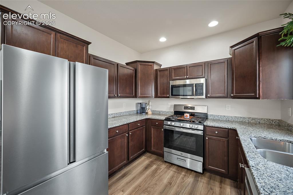 Image 10 of 28: Kitchen