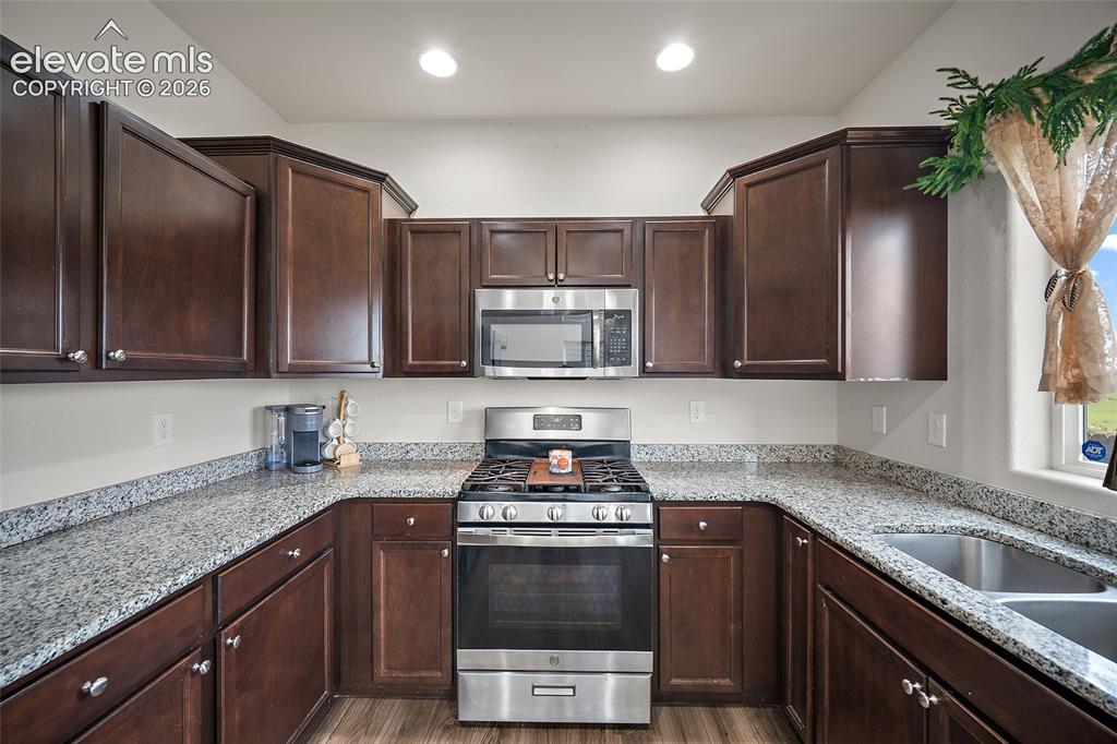 Image 11 of 28: Kitchen